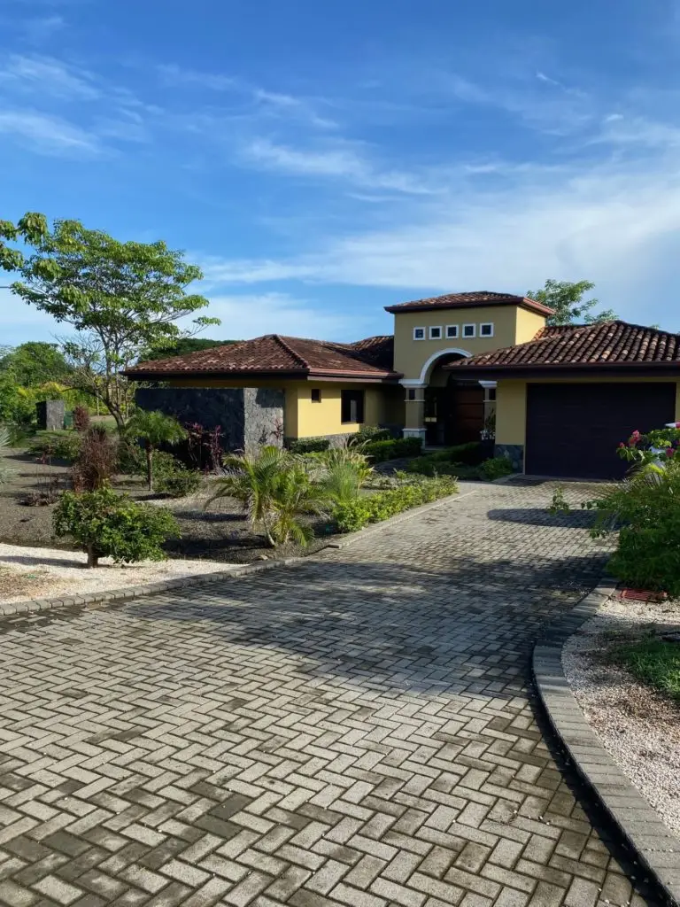 Purchase real estate in costa rica. Learn the closing costs and buy property in Costa Rica.